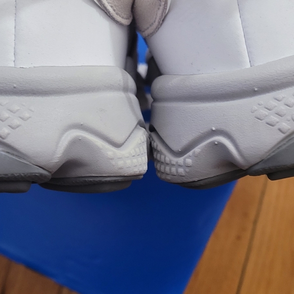 NwT Adidas Ozweego Youth 6 - Picture 6 of 8